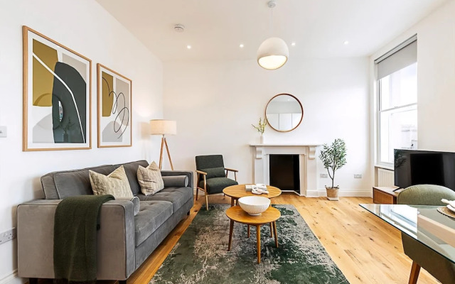 Chic Chelsea Retreat: Bright Space & Balcony Bliss