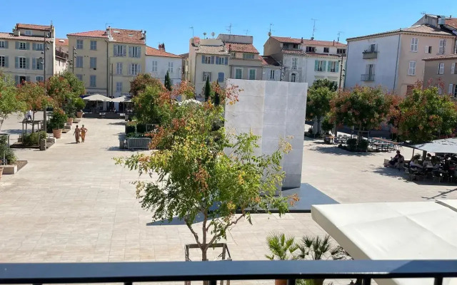 Antibes Old Center Charming Brand New Apartment