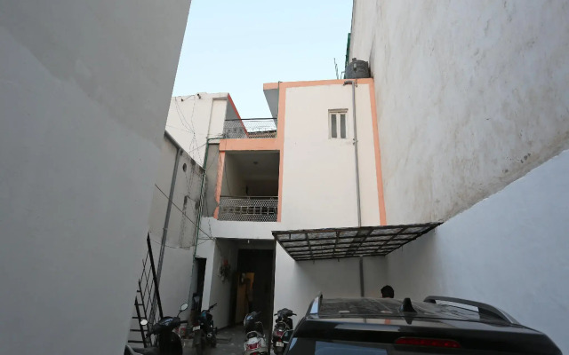 OYO 37555 Bg House