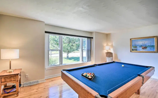 Spacious Chesapeake Home w/ Pool Table!
