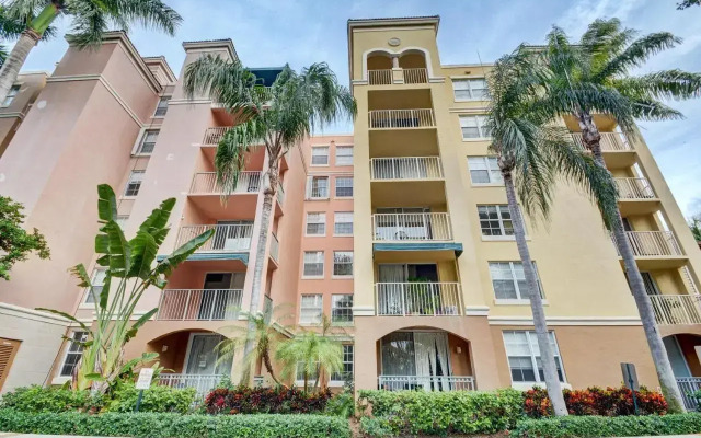 Renovated 2/2 Unit at Yacht Club/Aventura