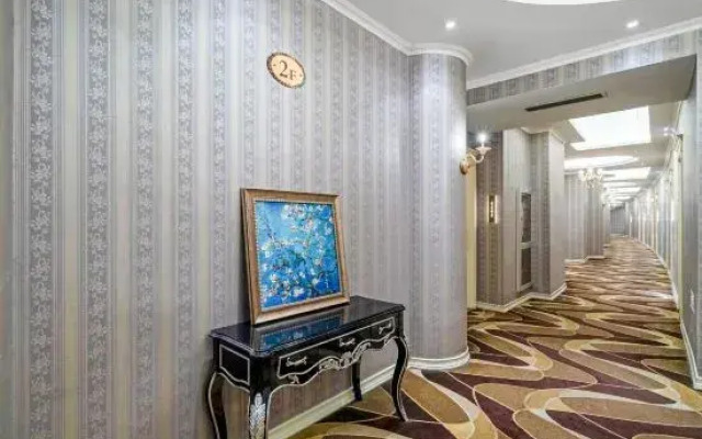 Ruijia LiLan Ruibai-Yun Hotel (Deqing West Railway Station)