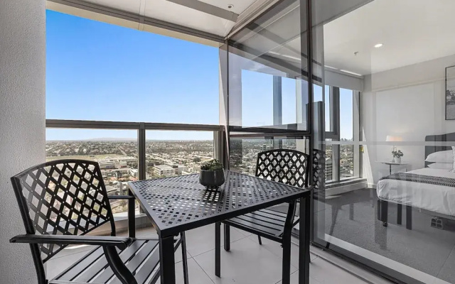 Chic 1-bed With Parking, Gym, Pool & City Views