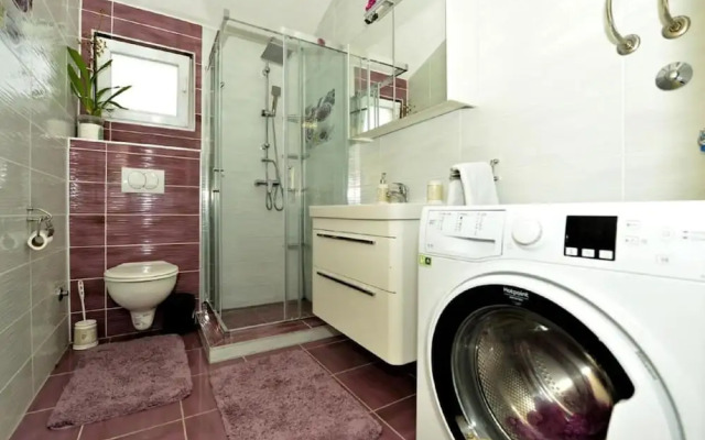 Home With Swimming Pool & Outdoor Kitchen