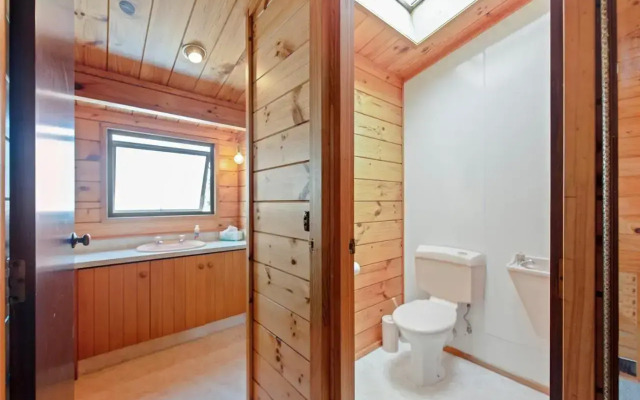 Oceanside Bach - Mount Maunganui Holiday Home