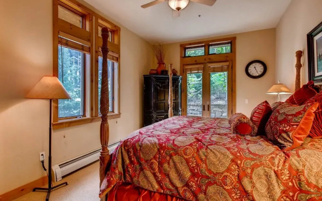 Luxury 3br Ski In-out /firepit, Pool, Sauna 3 Bedroom Condo by RedAwning