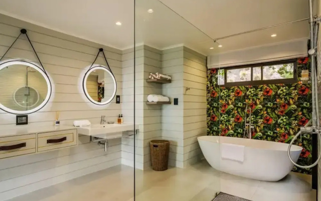 Spacious Apartment With Pool in Camps Bay