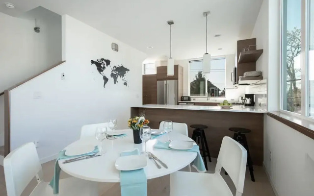 Hosteeva Modern Townhome w Rooftop