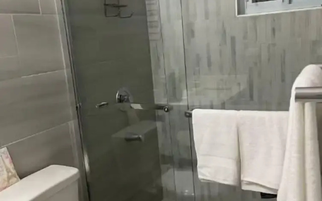 Modern Luxury 1BR Condo in Kingston