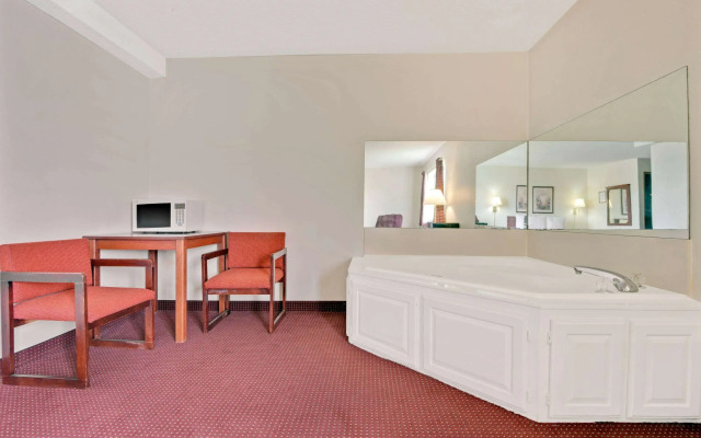 Super 8 by Wyndham Riverside/Kansas City