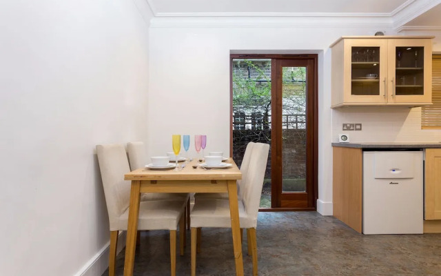 2 Bedroom Flat by Battersea Park