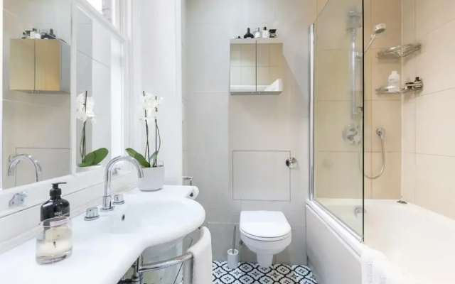Generously Large 1 Bedroom Apartment in Farringdon