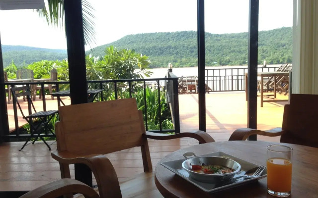 Kayom House - White Meranti House & Resort