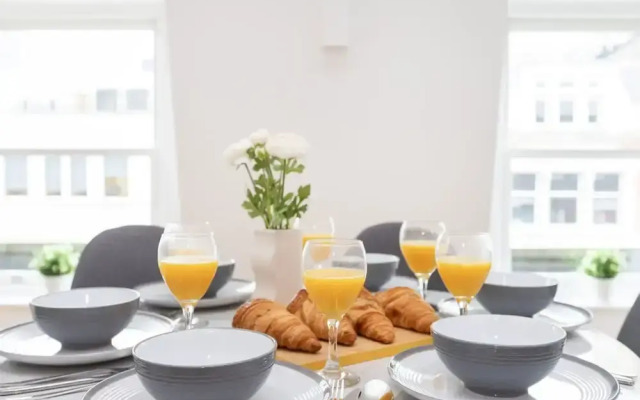 Modern 2BR 2BA with Balcony by Soho