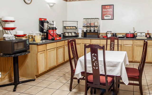 Econo Lodge Inn & Suites Newton