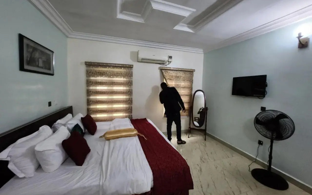 Nue Crest Hotel
