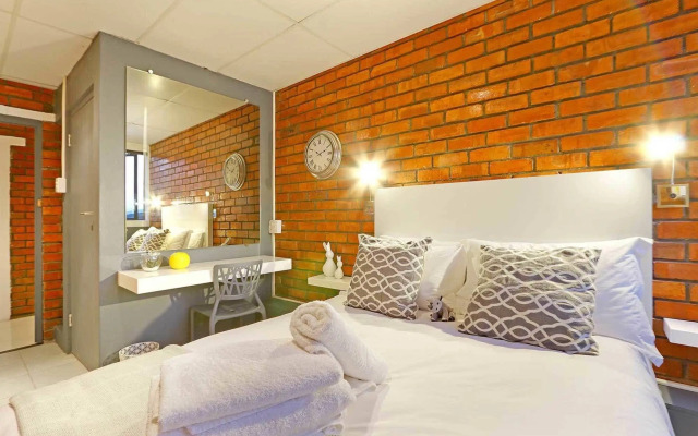Happy Rhino Hotel