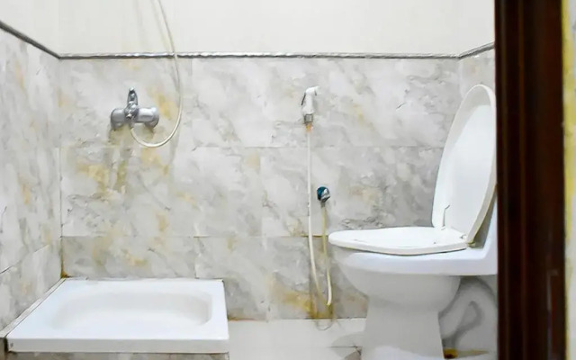 OYO 640 Home Furnished 3-Bedroom Apartment