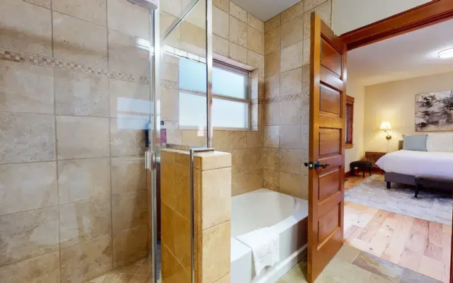 Red Slate Canyon - Modern 2-story Condo