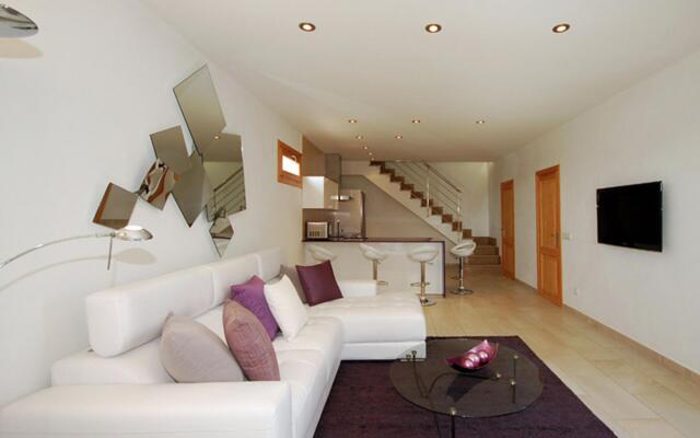 Modern Holiday Home With Private Swimming Pool