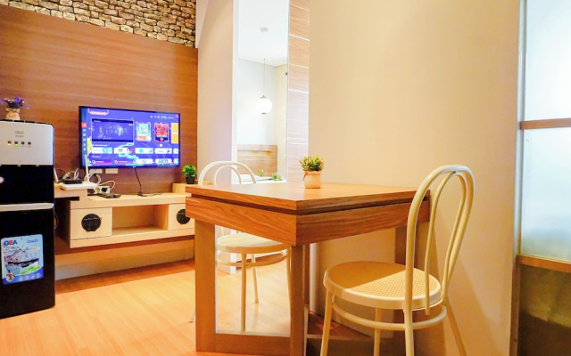 Wooden Accent Studio At Atlanta Residence