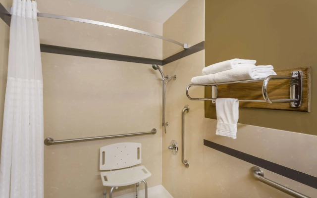 Super 8 by Wyndham Martinez