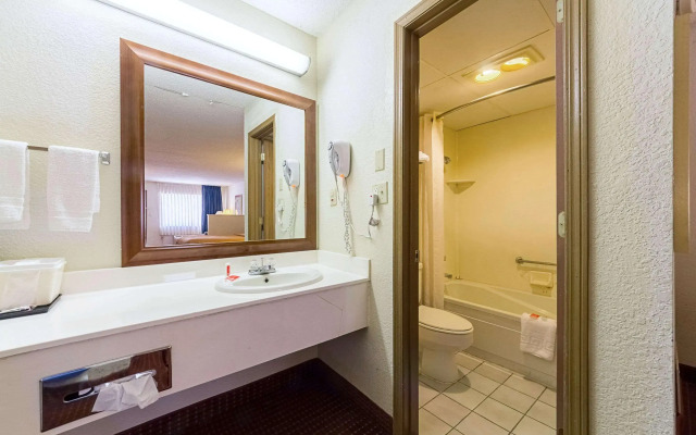 Econo Lodge Inn & Suites