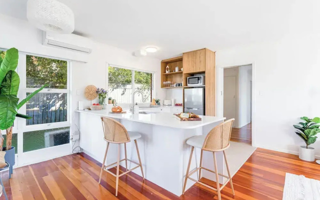 Takapuna 2 Br House Near Beach W/ Parking