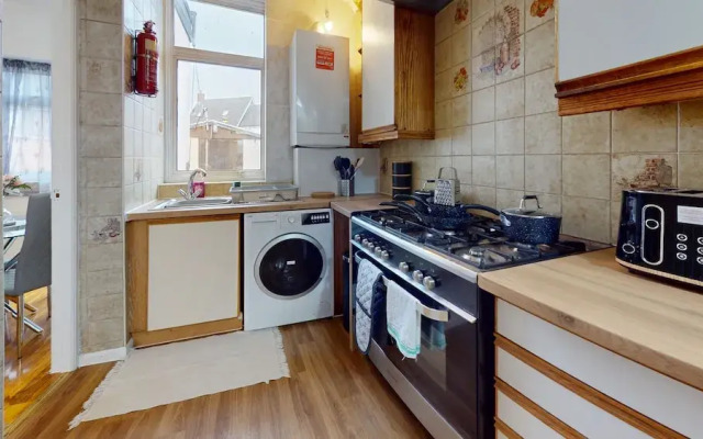 Dagenham - 4 Beds - Sleeps 8 - Wifi
