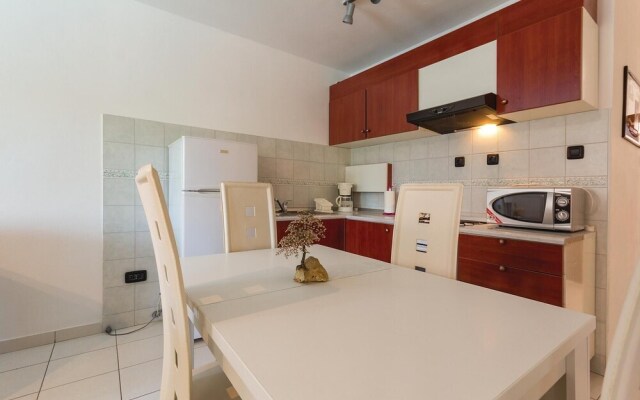 Nice Home in Liznjan With Wifi and 6 Bedrooms