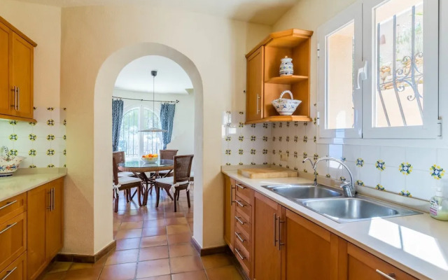 Villa With Sea Breeze Charm