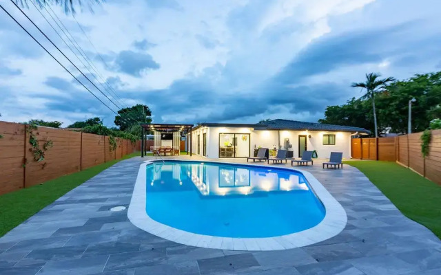 Cozy New Villa w/Cool Cabana+Fire Pit & Games