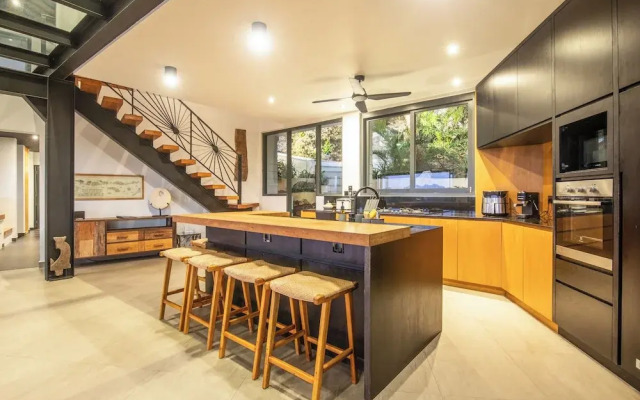 Luxurious 6BR Clifftop Villa, 5 Minutes to Bingin