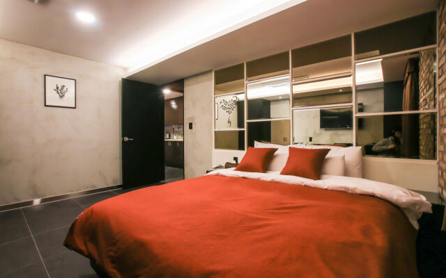 Hotel 2.4