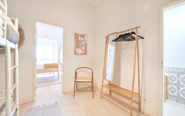 Charming 3BR APT w/ patio, by TimeCooler