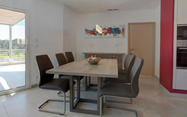 Luxurious Villa Near River in Cesseras