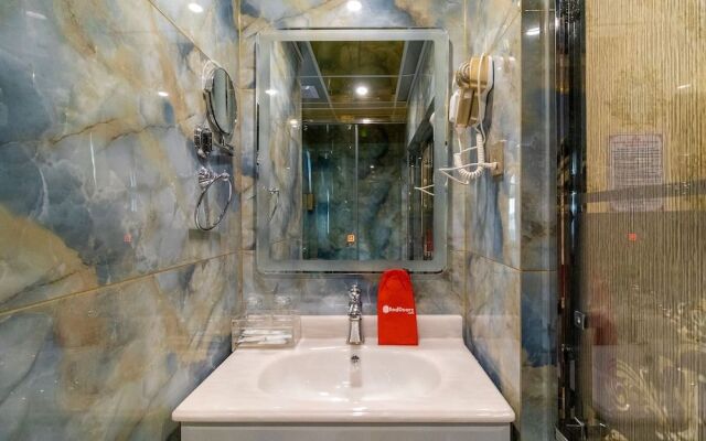 RedDoorz Premium @ Cao Thang Street