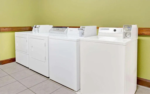 Travelodge By Wyndham Sellersburg