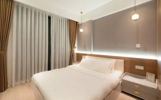 Happy Light Apartment in the Cardinal Court
