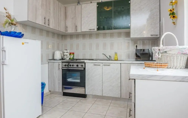 Vibrant Apartment in Vir near Sea