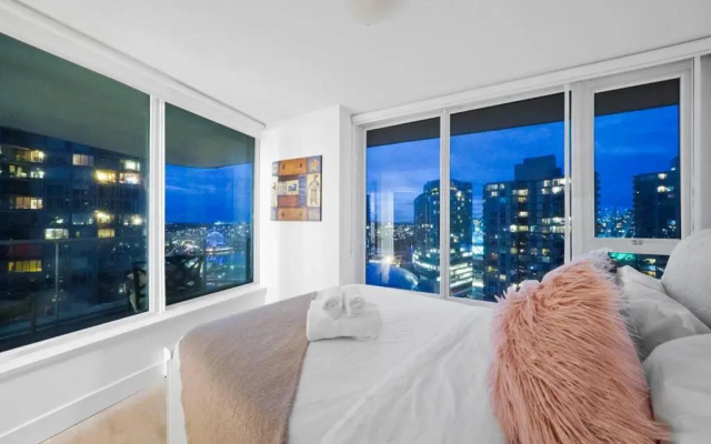 Water View Condo in Downtown Vancouver (2BR/2Bath)