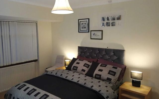 Ideal Home & Cottage,inviting 4 Bedroom Apartments
