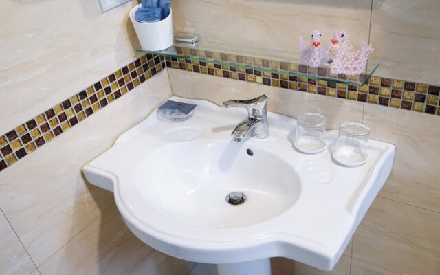 Gin Jian Commerical Hotel