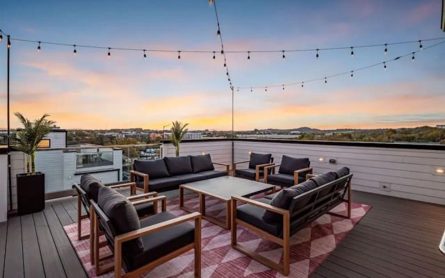 Rooftop Hot Tub City Views Disco Lounge