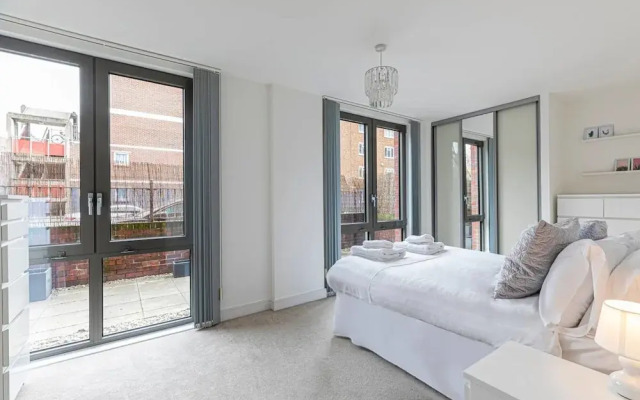 Stylish 2-bed Flat w/ Terrace in South East London