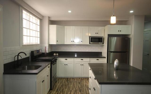 Modern 2-bedroom, 2 bath unit close to Embassies