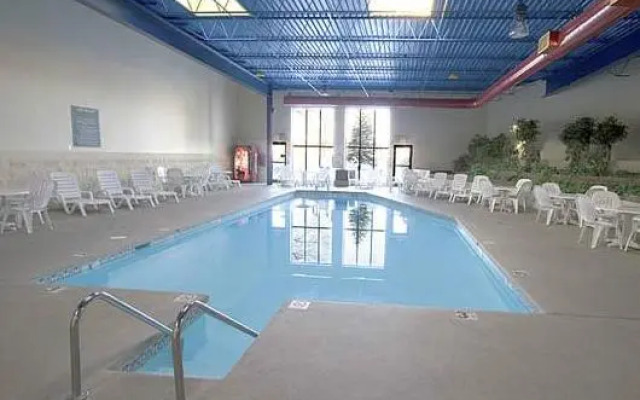 Days Inn & Suites Milwaukee Airport