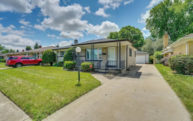 Westland Home w/ Yard ~ 20 Mi to Downtown Detroit!