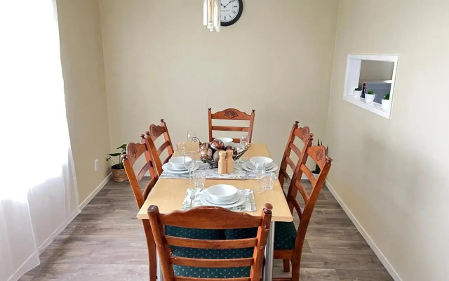 Spacious 3 BR near skyline-5 min walk