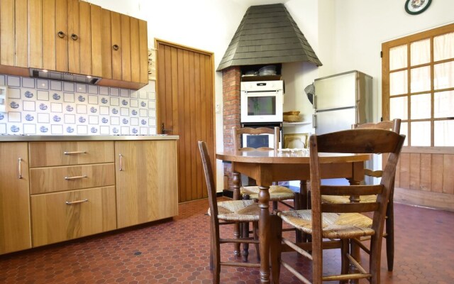 Modern Holiday Home in Vault-de-Lugny with Meadow View